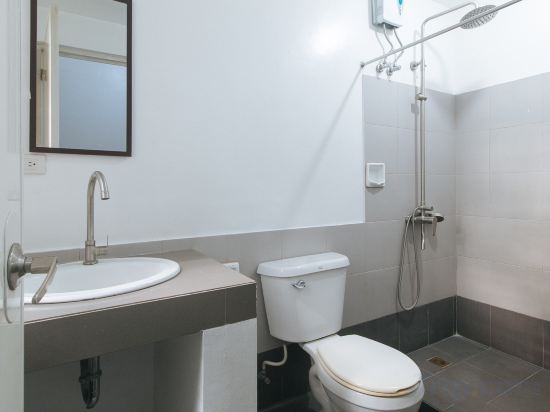 RedDoorz @ Tesoro Apartments Ermita Manila Room Type - RedDoorz Family Room