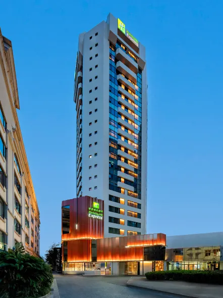 Holiday Inn Express Shanghai Jing'an Temple, an IHG hotel