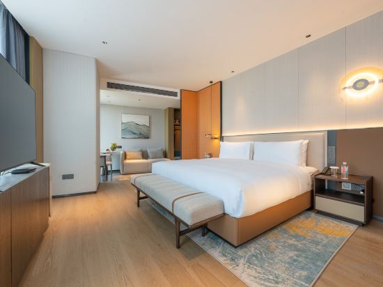 LEEZY HOTEL Room Type - Queen Room With City View