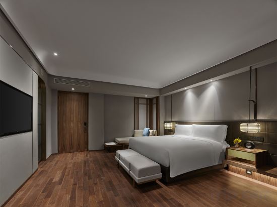 Hilton Shanghai Hongqiao Room Type - KING DELUXE ACCESSIBLE
