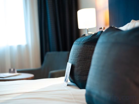Crowne Plaza London Heathrow T4 Room Type - Club King Suite - Club Floor