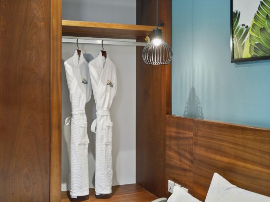 22Land Classic Suites - Tap to explore photos