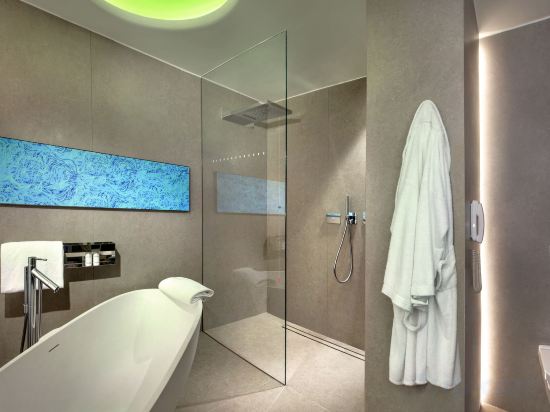 Hotel Cavour Room Type - Deluxe Double or Twin Room ACCESS AREA WELLNESS Hotel Cavour Room Type - Deluxe Double or Twin Room ACCESS AREA WELLNESS