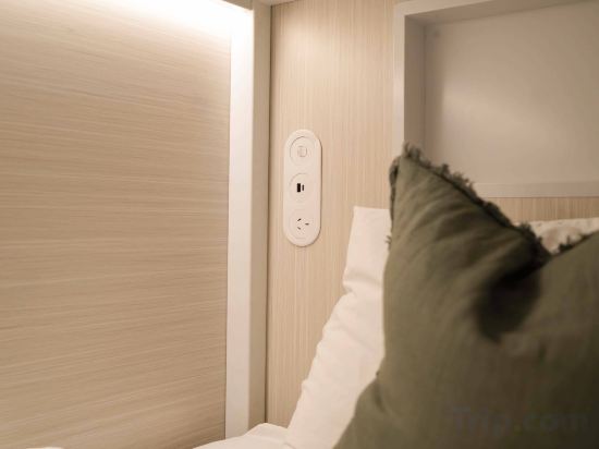 Little Drifter Melbourne Room Type - Bed in Superior 6 Bed Triple Bunk Ensuite Dorm