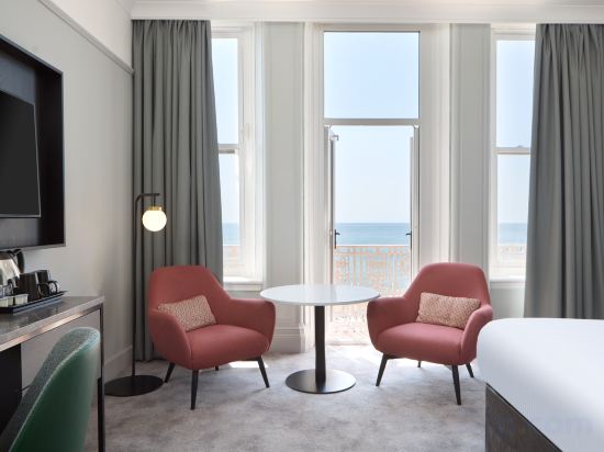 DoubleTree by Hilton Brighton Metropole Room Type - Queen Superior Room with Sea View and Balcony DoubleTree by Hilton Brighton Metropole Room Type - Queen Superior Room with Sea View and Balcony
