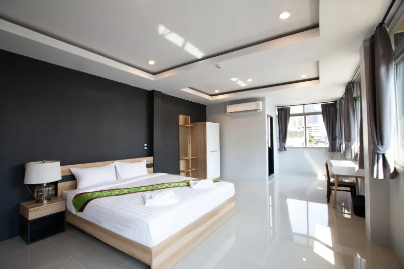 185@Surawong Residence