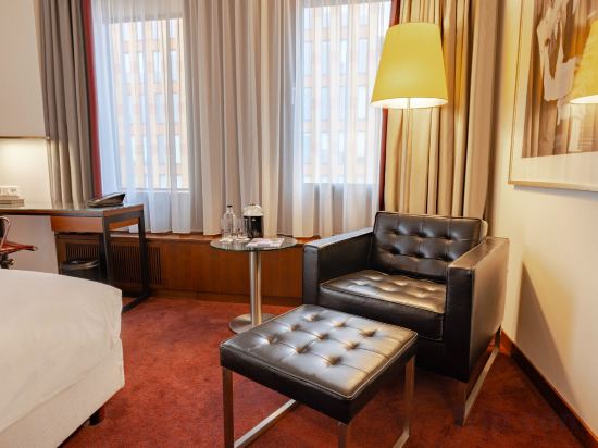 Crowne Plaza Amsterdam South - Tap to explore photos