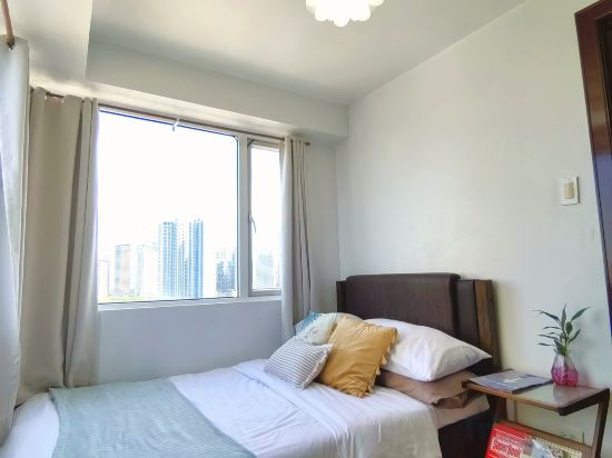 2BR Condotel in Ridgewood near NAIA Terminal 3, BGC and Venice with Pool, WIFI and Netflix Room Type - Suite