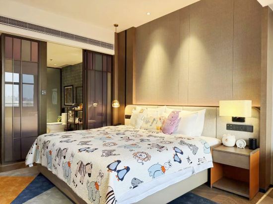 Baiyun Hotel Guangzhou Room Type - Family-friendly King Bed Room