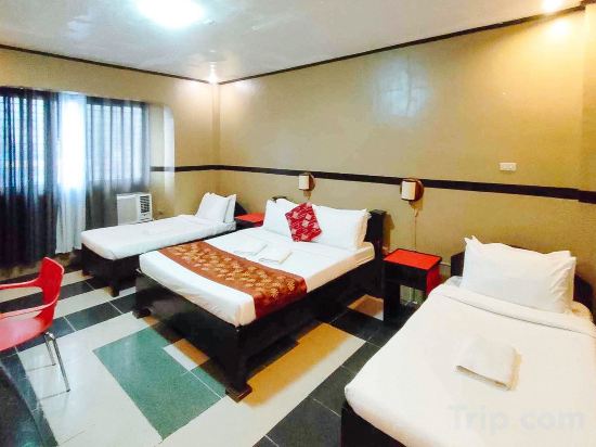 RedDoorz @ Hotel Dian Aparri Room Type - RedDoorz Family Room RedDoorz @ Hotel Dian Aparri Room Type - RedDoorz Family Room