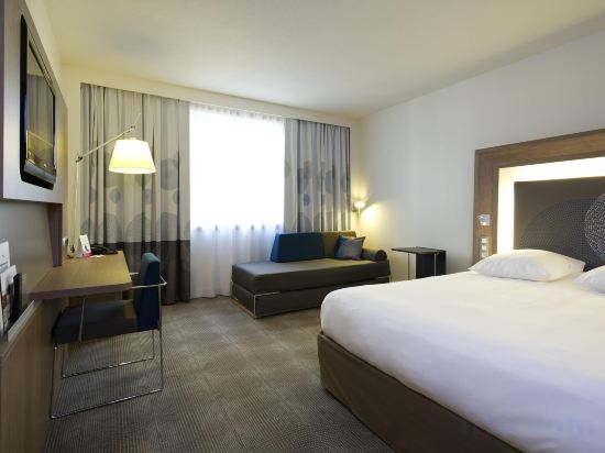 Novotel Brussels City Centre Room Type - Standard room with 1 double bed and 2 sofa beds Novotel Brussels City Centre Room Type - Standard room with 1 double bed and 2 sofa beds