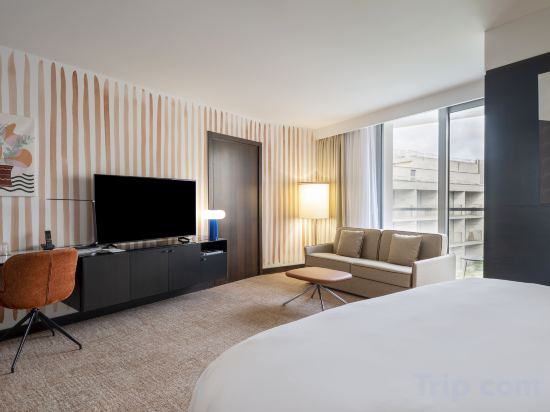 Renaissance Paris Arc de Triomphe Hotel - Tap to explore photos