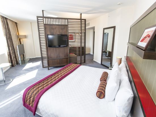 Hilton London Canary Wharf Room Type - Premier King Family Room with Sofa Bed