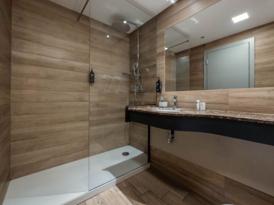 IH Hotels Milano Lorenteggio - Tap to explore photos