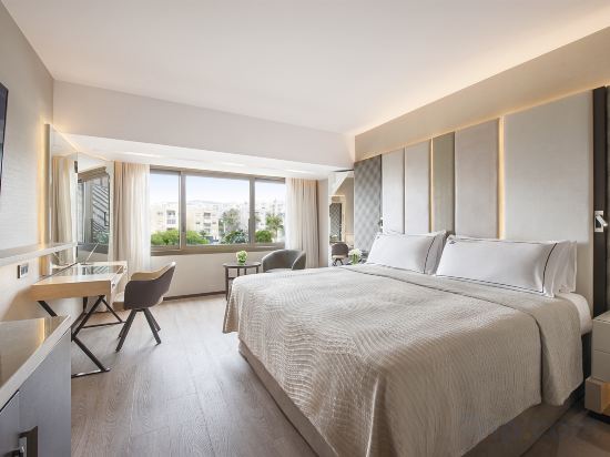 Four Seasons Hotel Room Type - Superior Room with Inner View