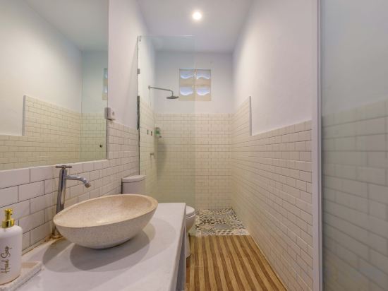 Agung Wiwin Homestay Room Type - Standard Room with Garden View Agung Wiwin Homestay Room Type - Standard Room with Garden View