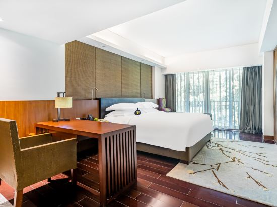 Baiyun Lakeside Hotel Room Type - Deluxe Queen Room with Lake View