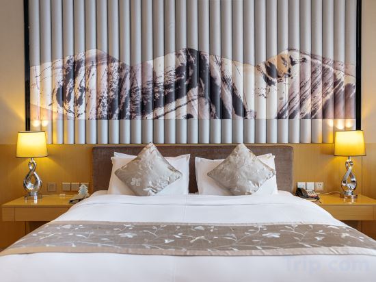 CITIC Jinling Hotel Room Type - Executive Queen Room