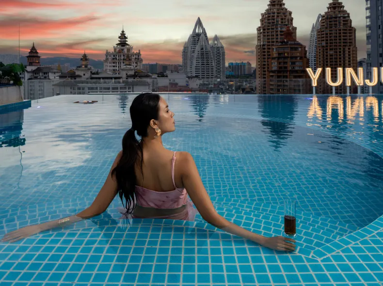 Cloud Dwelling Sky Pool Resort (Xishuangbanna West Shuangjing Xingguang Night Market Branch)