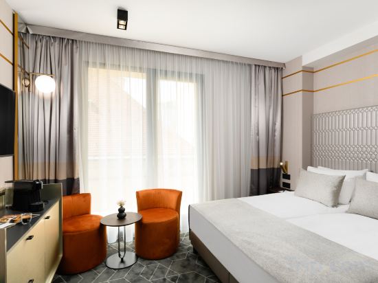 Emerald Hotel Room Type - Queen Room With Balcony
