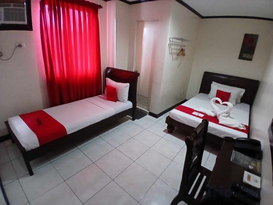 RedDoorz near Ormoc Port Terminal Room Type - Family Room