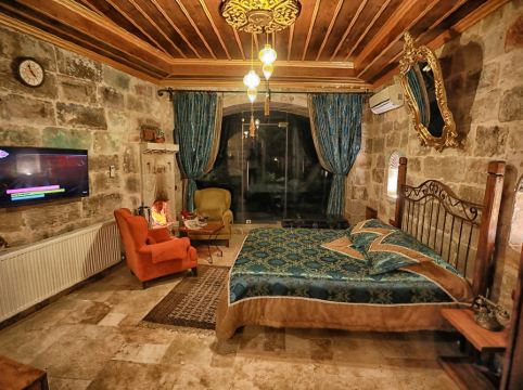 Traveller's Cave Hotel - Tap to explore photos