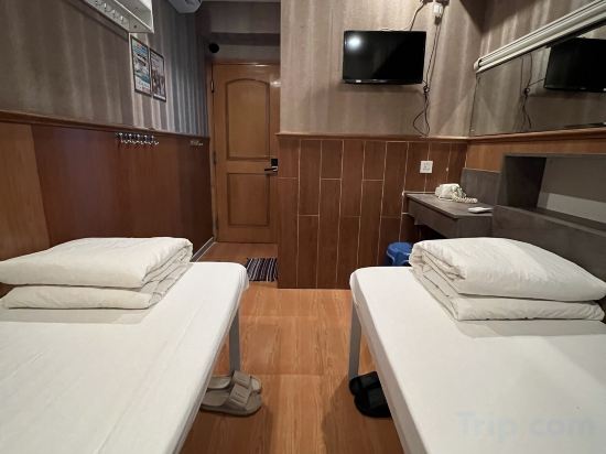 Wee Inn Room Type - Standard 2-Bed Room with Shared Bathroom