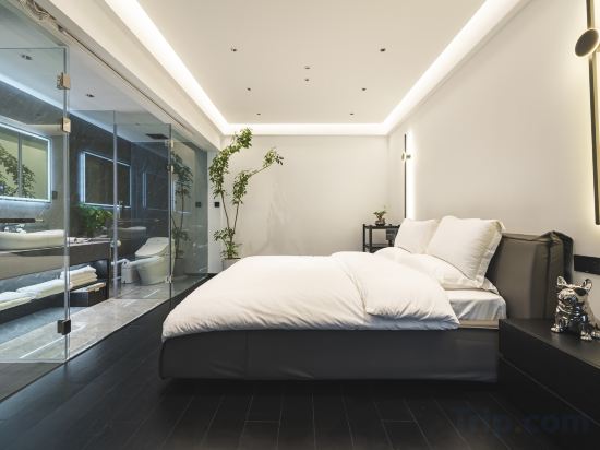 Donghu 215 Homestay - Tap to explore photos