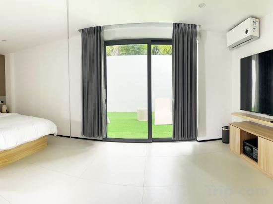 1CE HOTEL Room Type - Deluxe Double Room103
