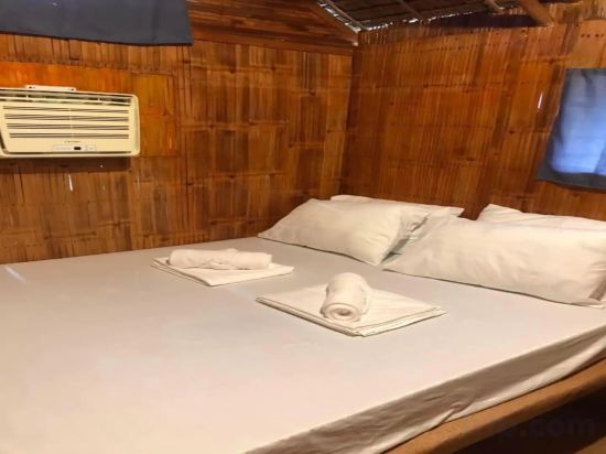Avila's Hostel Moalboal Room Type - Nipa Hut