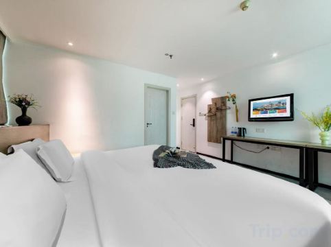 Orchid Hotel Room Type - Que Ge Ya Zhu Deluxe Double Bed Room {Leisure & Entertainment + Deep Sleep Memory Foam Mattress}
