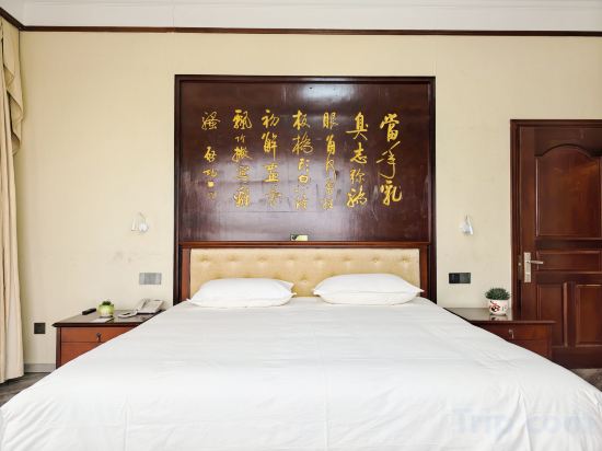 Beijing Sky-Line Resort Room Type - Lake-view Deluxe Suite