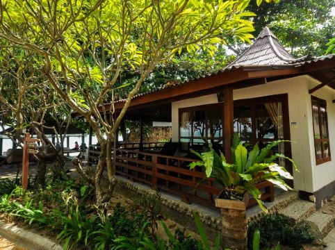 Chawengburi Resort - Tap to explore photos