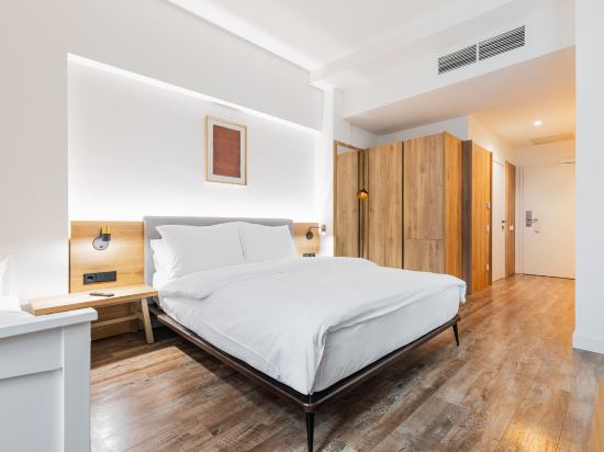 FortyPlusOne Hotel Room Type - Triple Room