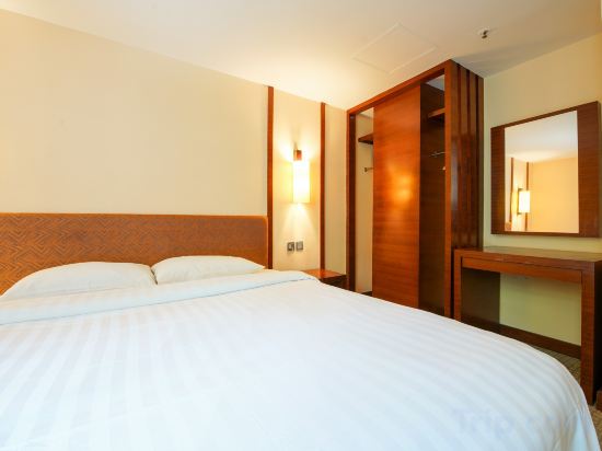 Warwick Hotel Room Type - Mountain View Room