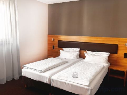 Garner Hotel Stuttgart - Zuffenhausen by IHG Room Type - Standard Room with Two Single Beds Garner Hotel Stuttgart - Zuffenhausen by IHG Room Type - Standard Room with Two Single Beds