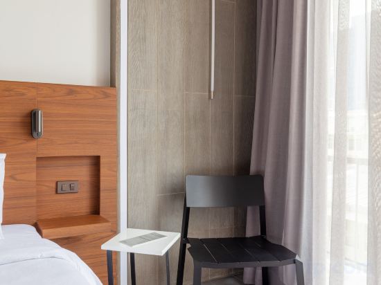 Reno Hotel Bangkok Room Type - Deluxe Double Bed