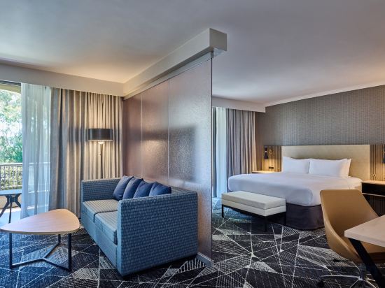 DoubleTree by Hilton Newark-Fremont Room Type - 1 KING BED JUNIOR SUITE