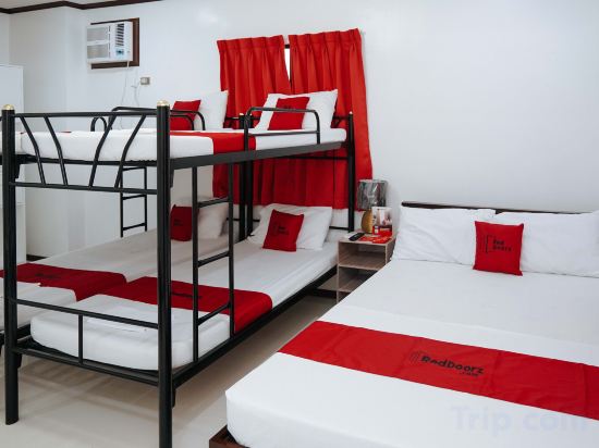 RedDoorz Plus @ Billys Resort Oslob Room Type - RedDoorz Family Room RedDoorz Plus @ Billys Resort Oslob Room Type - RedDoorz Family Room
