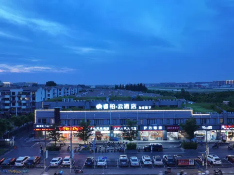Yunbai Cloud Hotel (Shanghai Universitychang Middle Road Subway Station)