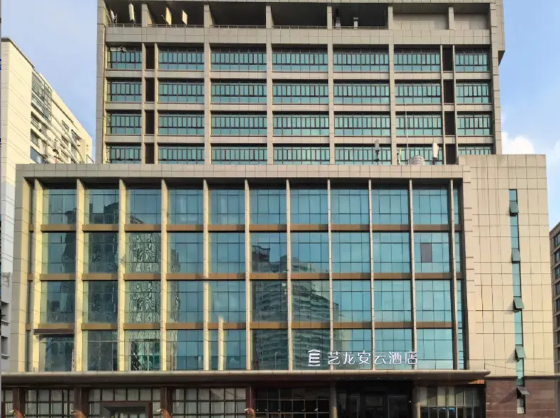 Yilong Hotel (Shanghai Hongqiao Airport Hongmei Road Subway Station Branch)