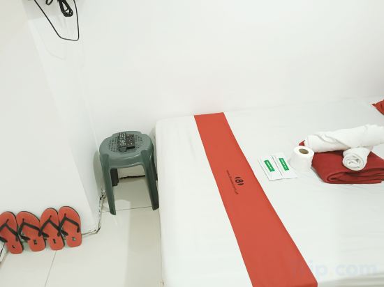 8 Hostel at Quiapo Room Type - Budget Double Room Shared Bath No Window