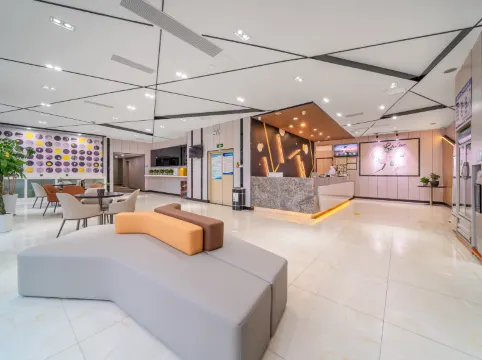 IU Hotel (Chongqing Yangjiaping Pedestrian Street Subway Station)