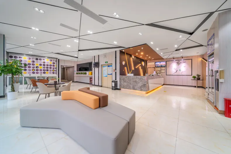 IU Hotel (Chongqing Yangjiaping Pedestrian Street Subway Station)