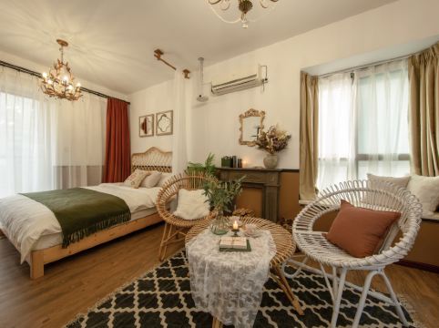 If House Room Type - European Vintage Attraction Series - Projection Queen bed room