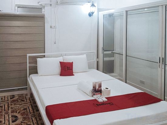 RedDoorz at The Providence Tower Room Type - Family Room