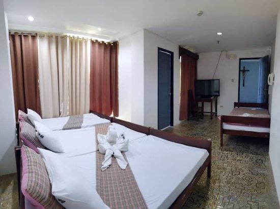 RedDoorz @ Villa E Mansion Room Type - Family Room