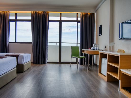 Hotel Sentral Seaview Penang @ Beachfront Room Type - Premium Triple Suite with Bathtub & Sea View