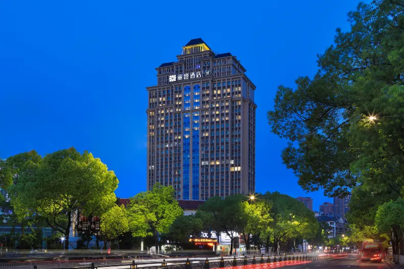 Ease Hotel · Zhi (Yichang East Station Wuyi Plaza)