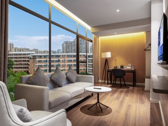 Holiday Inn Express Yichang Riverside - Tap to explore photos